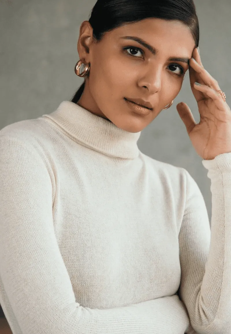 HIGH-NECK BODYCON SWEATER IN BEIGE